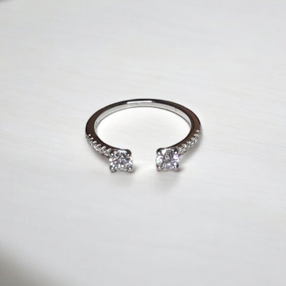 Zircon Adjustable Elegant Ring - Picture 1 of 5